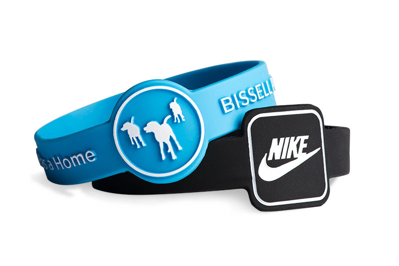 Das Silikonarmband mit Formen ist derzeit sehr beliebt. Und das aus gutem Grund: Es zieht sofort die Aufmerksamkeit auf sich, dank seines lustigen und zugleich professionellen Aussehens. Bestellen Sie jetzt, um Ihre Botschaft einfach zu &uuml;bermitteln und Ihr Markenimage zu st&auml;rken!