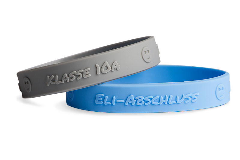 Der Text ist h&ouml;her gepr&auml;gt zum Verh&auml;ltnis des Bandes. Es gibt keine F&uuml;llung und es ist in derselben Farbe wie Ihr individuell gestaltetes Armband.