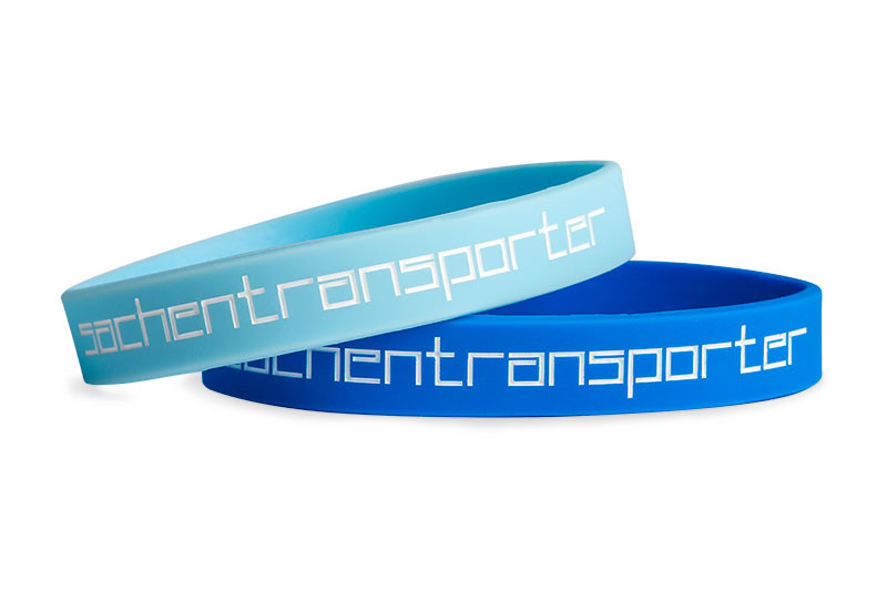 Ihre Text wird in die Kunststoffb&auml;nder (100% Silikon) gestanzt und dann mit einer von Ihnen ausgew&auml;hlten Farbe gef&uuml;llt. Mehr als 2000 Farben stehen zur Verf&uuml;gung