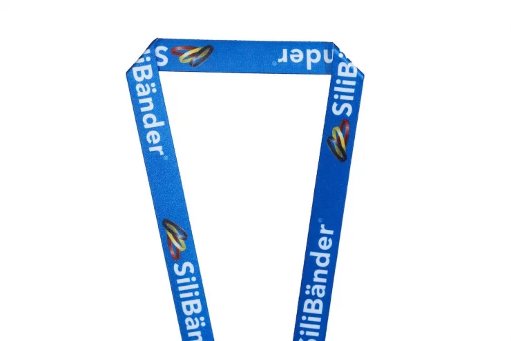 Suchen Sie ein einzigartiges Geschenk für Ihr Unternehmen? Organisieren Sie eine private Veranstaltung oder nehmen Sie an einer professionellen Messe teil?
Haben Sie schon über Lanyards nachgedacht?
Diese Werbemittel haben eine beeindruckende Effizienz, um das Image Ihres Unternehmens ins richtige Licht zu rücken und Teilnehmer Ihrer Veranstaltung zu identifizieren. Anbei alle Vorteile des Polyester-Halsbands