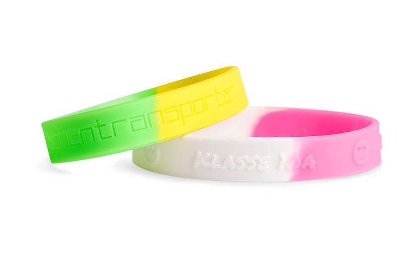 Segmentieren Sie jedes Ihrer Kunststoffb&auml;nder mit mehrfarbigem Gummi. Die Farben werden auf jedem Armband gleichm&auml;&szlig;ig verteilt.