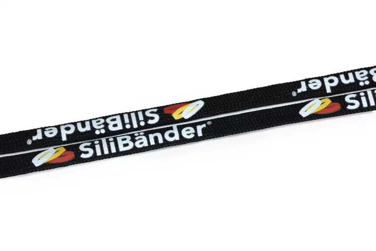 Dieses Schlüsselband aus Polyester erinnert mit seiner Form an einen Schlauch und fühlt sich beim tragen ganz besonders angenehm am Hals an.