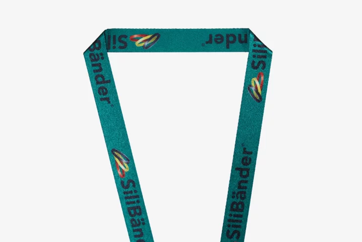 Das detaillierteste Schlüsselband aus unserem Sortiment. Wählen Sie diesen Produktionsstil, wenn Sie eine Nachricht, ein Logo oder ein Design mit 8 oder mehr Farben haben.