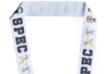 Das detaillierteste Schlüsselband aus unserem Sortiment. Wählen Sie diesen Produktionsstil, wenn Sie eine Nachricht, ein Logo oder ein Design mit 8 oder mehr Farben haben.